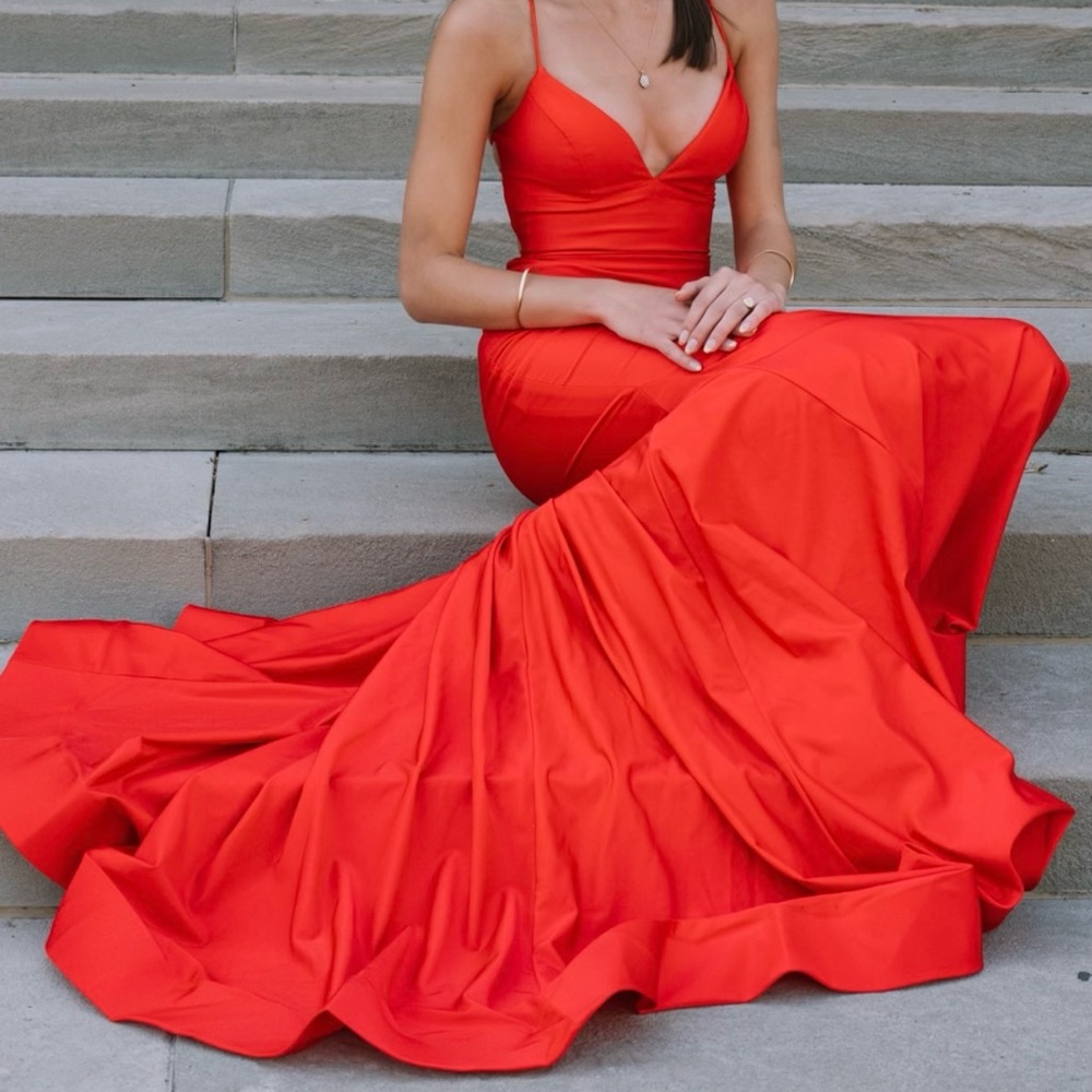 Sherri Hill. Size 00. Red